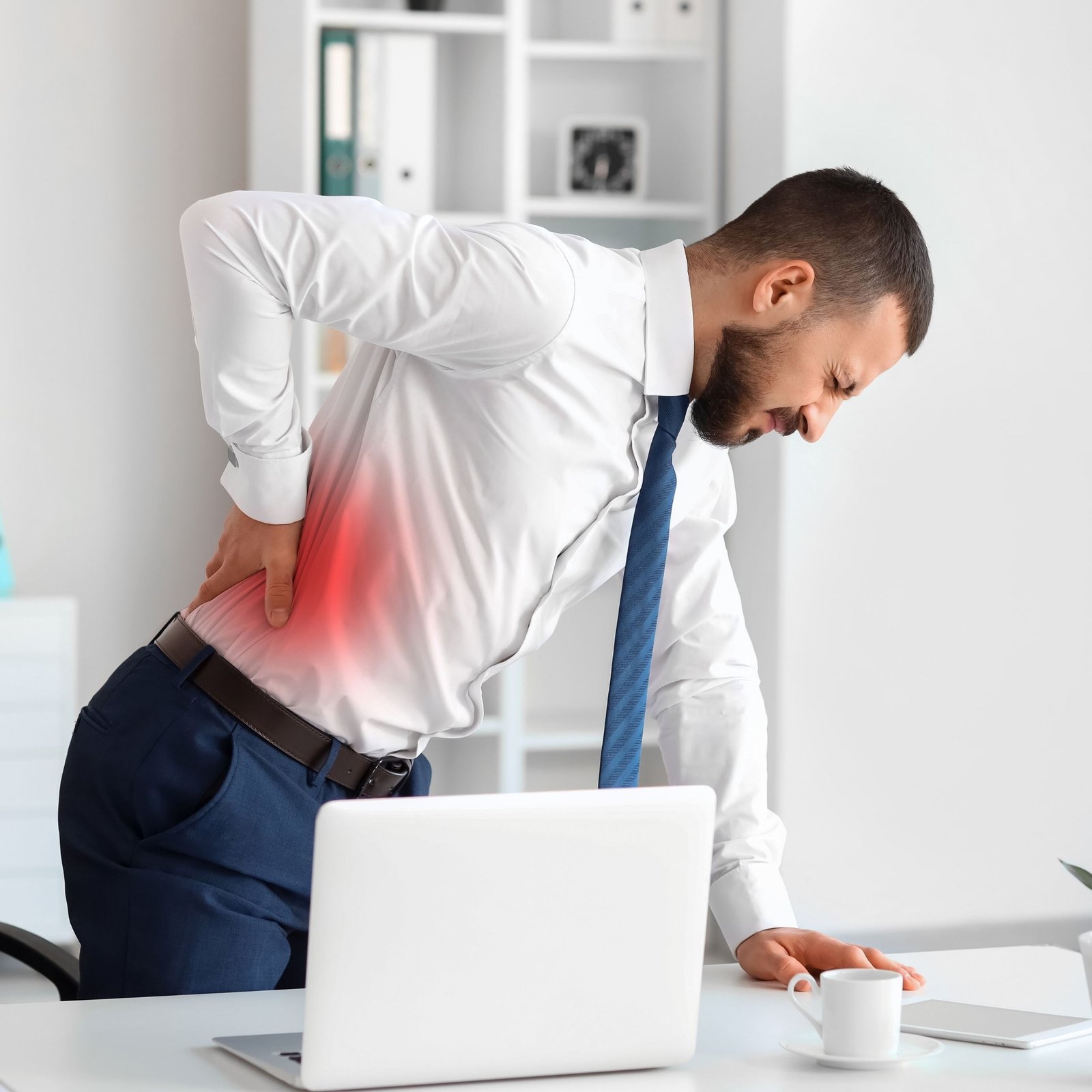 Bel ağrısı çeken bir lojistik işçisi ve meslek hastalığı tazminat haklarını gösteren illüstrasyon.